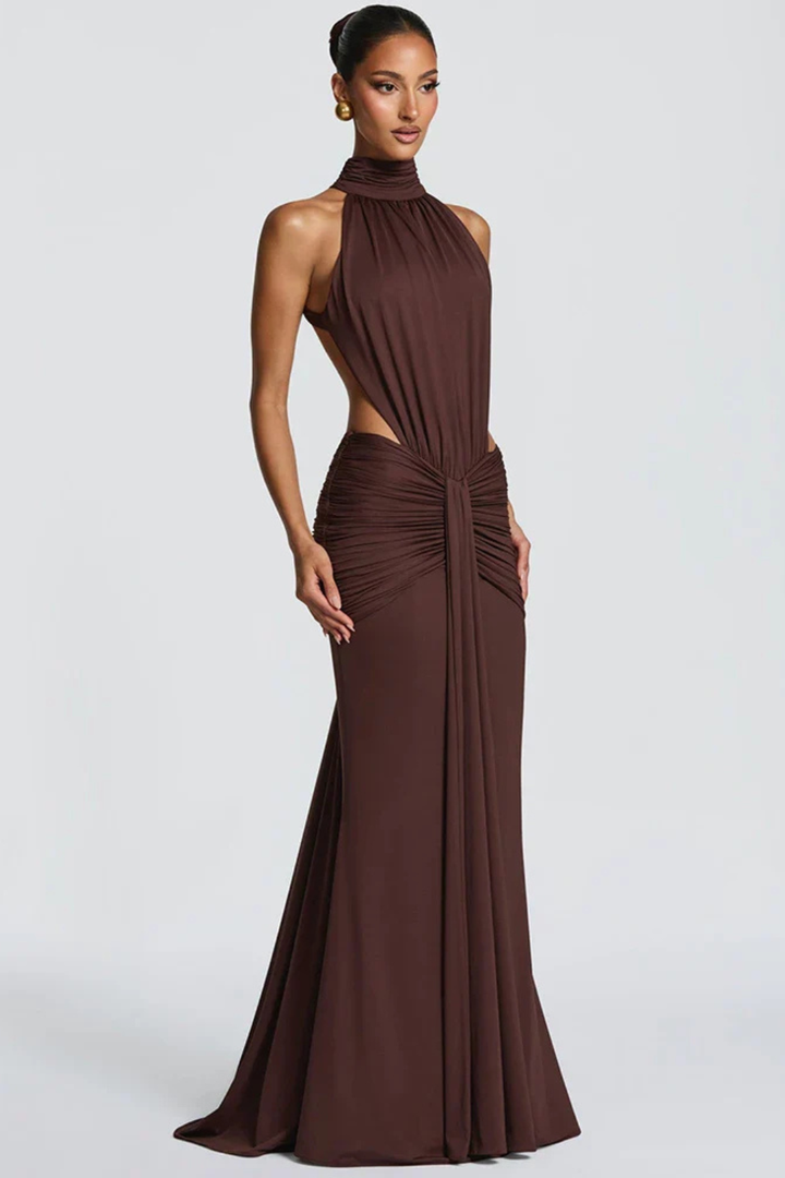 Damska elegancka sukienka maxi na wesele, fason halter z otwartym tyłem, podkreśla sylwetkę.