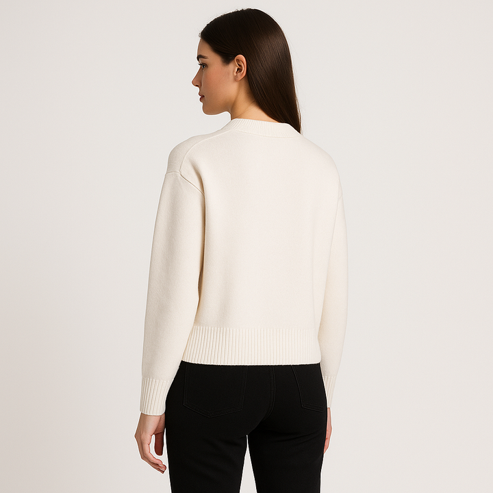 Modny sweter damski oversize z sercem, idealny do casualowych stylizacji, luźny krój.