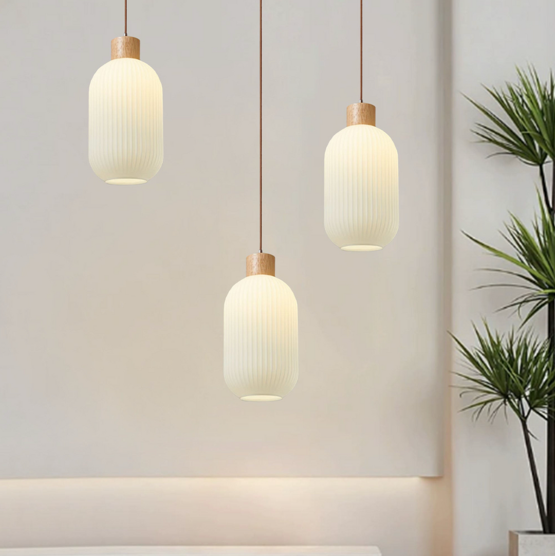Elegancka szklana lampa wisząca w stylu skandynawskim. Nowoczesne oświetlenie sufitowe do domowej dekoracji.