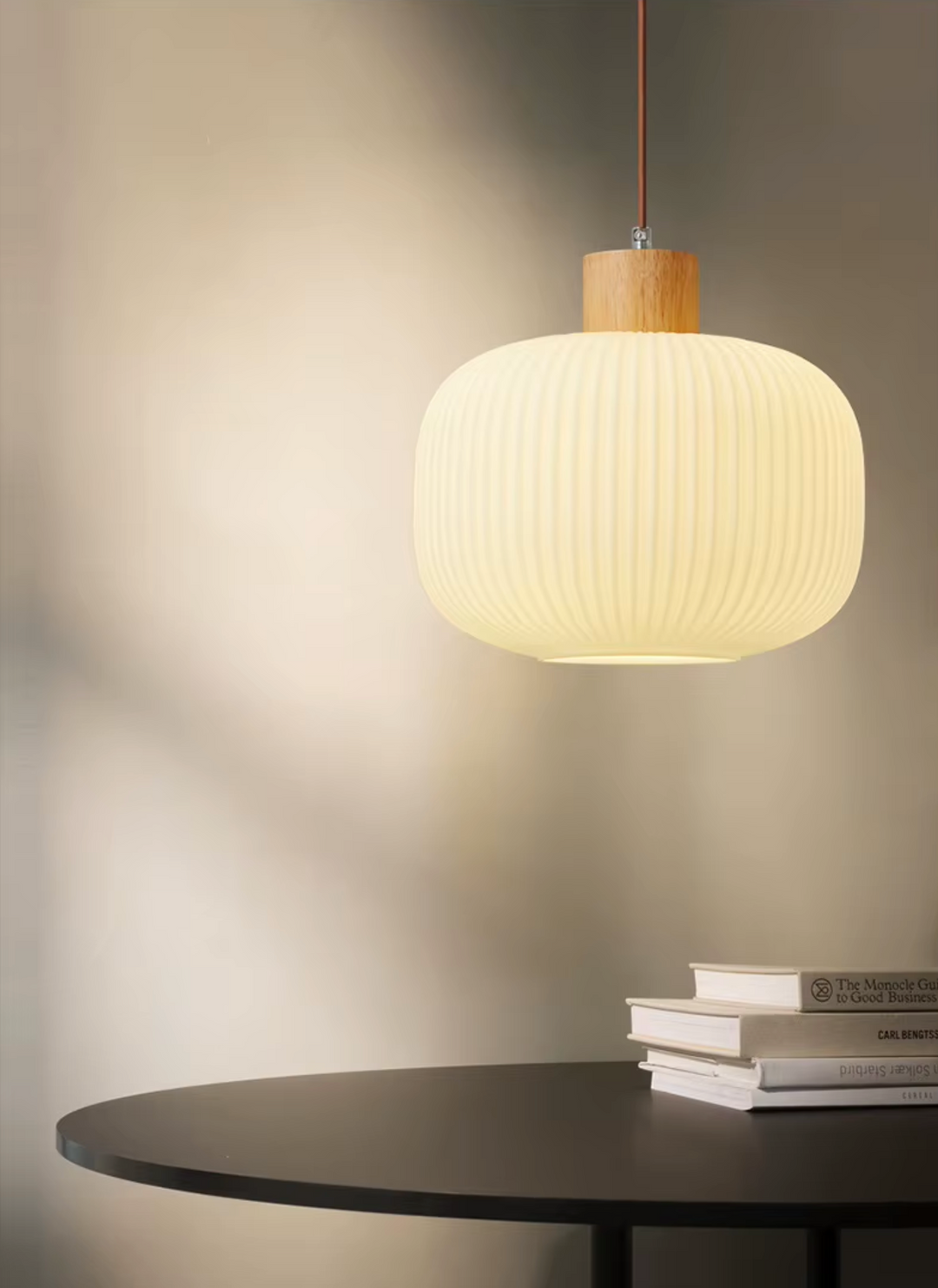 Designerska lampa wisząca szklana. Skandynawskie oświetlenie sufitowe, idealna dekoracja do minimalistycznego domu.