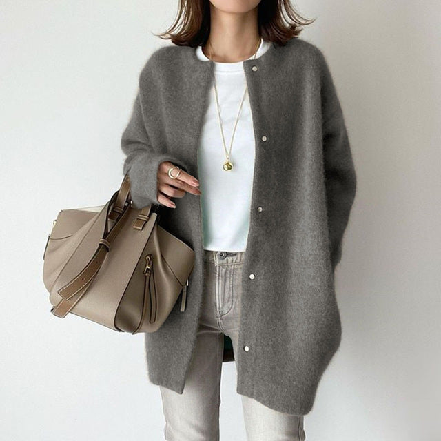 Długi damski kardigan zapinany na guziki, stylowy sweter wiosenny, idealny do casualowych outfitów.