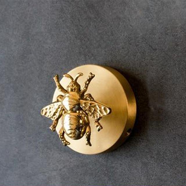 Złoty akcent do wnętrz: mosiężny wieszak ścienny z motywem jelenia, wieszak glamour.