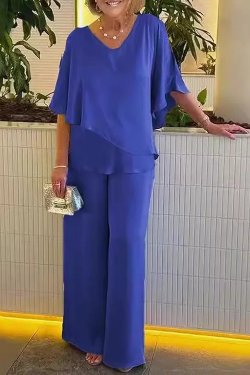 Stylowy damski zestaw dwuczęściowy: bluzka z dekoltem V i eleganckie spodnie. Luźny krój, komfortowy.