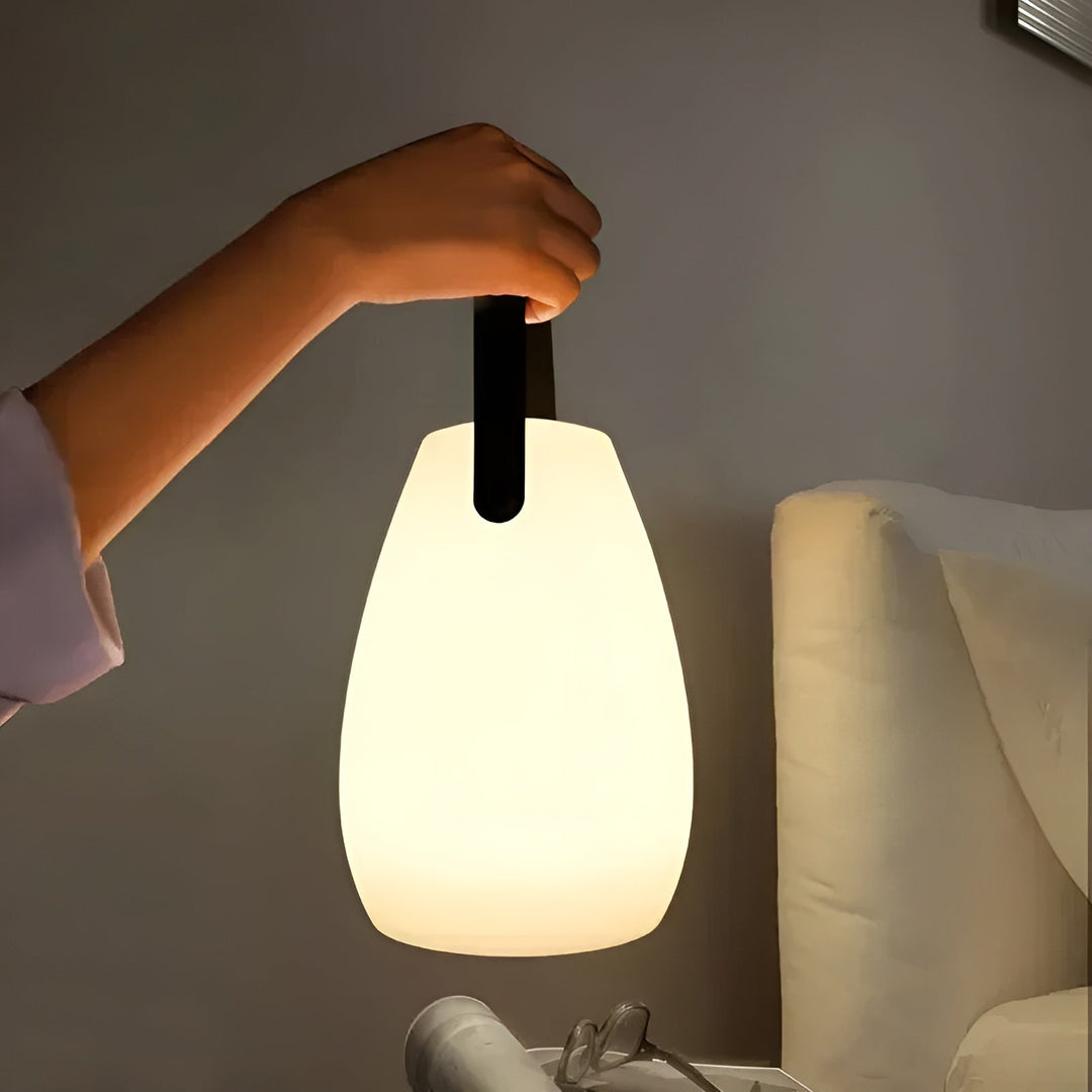 Przenośna lampa stołowa LED Lumora, wodoodporna, idealna jako nastrojowe oświetlenie do sypialni.