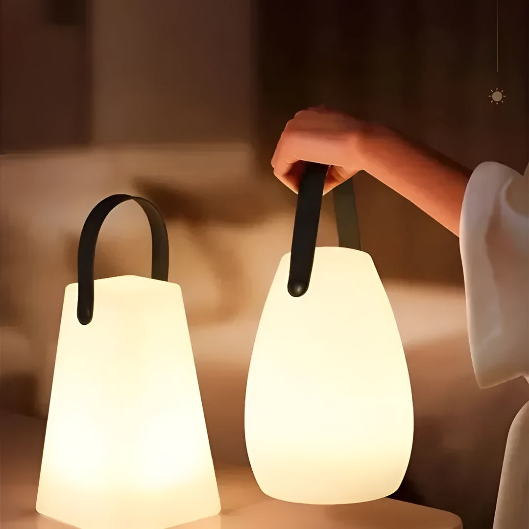 Elegancka lampa stołowa LED Lumora, bezprzewodowa i wodoodporna, idealna na wieczorne spotkania w ogrodzie.