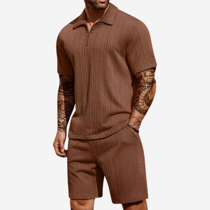 Elegancki, a zarazem swobodny męski zestaw casual: polo i szorty w modnym fasonie.