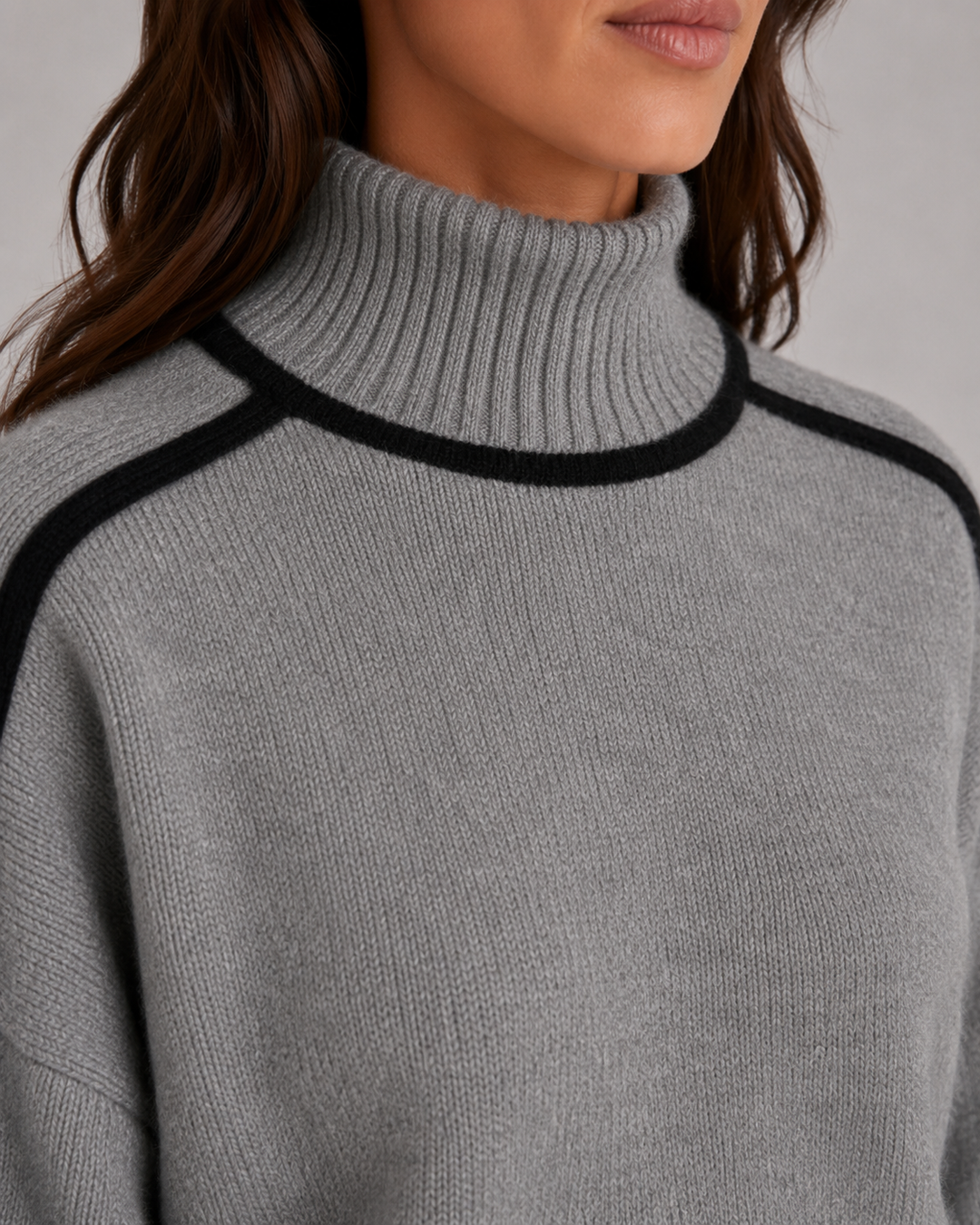 Dzianinowy sweter damski oversize z golfem, prezentujący miękki materiał i modny krój, na co dzień.