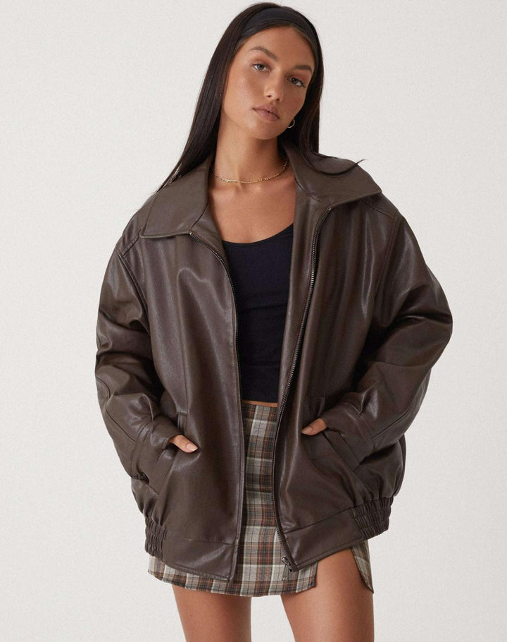 Damska kurtka oversize, luźny krój na jesień/zimę. Komfortowy styl casual na co dzień.