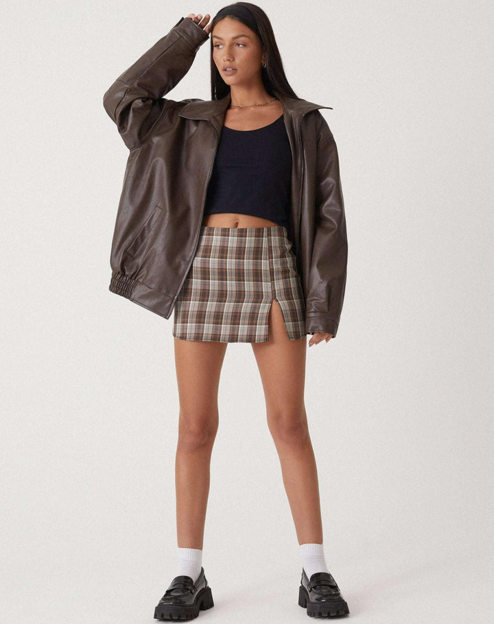 Brązowa damska kurtka oversize. Modny streetwear, wygodna na jesień. Stylowe okrycie wierzchnie.