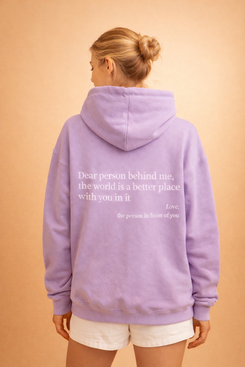 Wygodna bluza uniseks z kapturem i nadrukiem. Długi rękaw, idealna do stylizacji casual i streetwear.