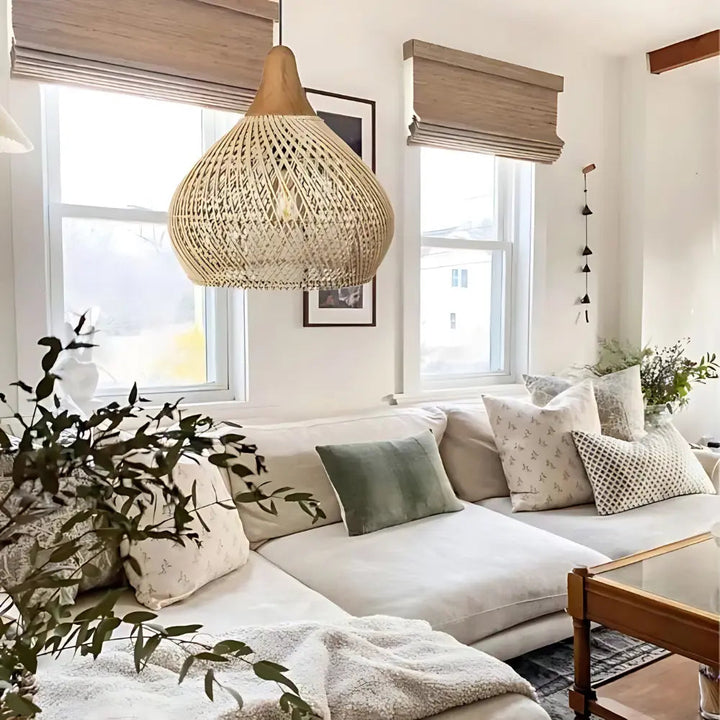 Rattanowa lampa wisząca boho, detal plecionki. Ukazuje naturalną teksturę i kunszt wykonania. Oświetlenie.