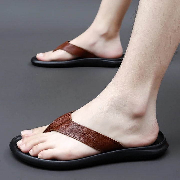 Komfortowe męskie klapki letnie Leano. Stylowe i praktyczne buty plażowe, idealne na upalne dni.