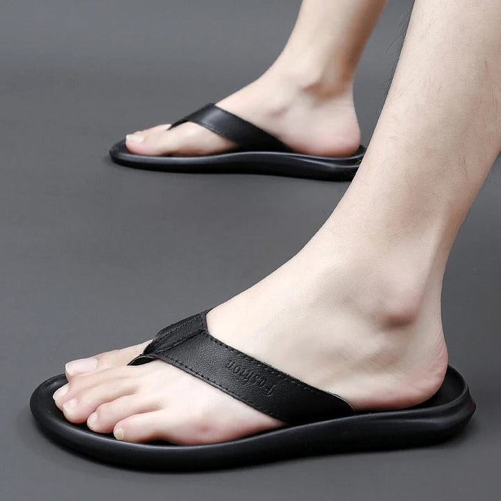 Męskie klapki na lato Leano, uniwersalne obuwie codzienne. Wygodne i eleganckie, dostępne w różnych kolorach.