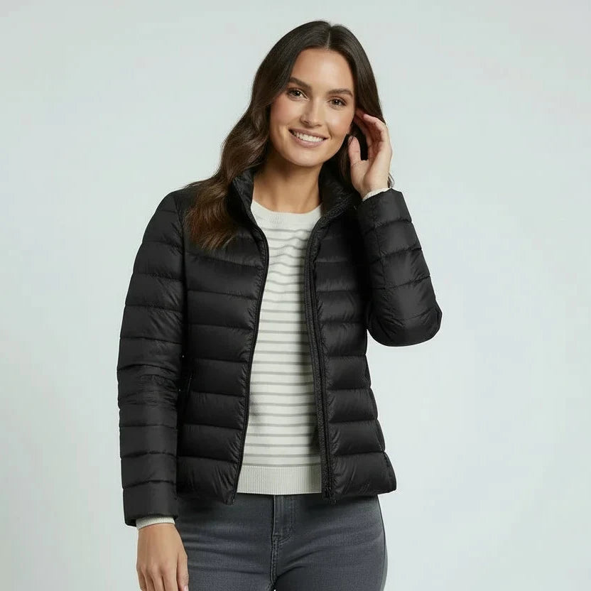 Wygodna pikowana kurtka damska, idealna na zimę, łączy styl casual z modnym designem.