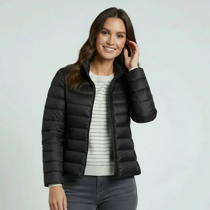 Wygodna pikowana kurtka damska, idealna na zimę, łączy styl casual z modnym designem.