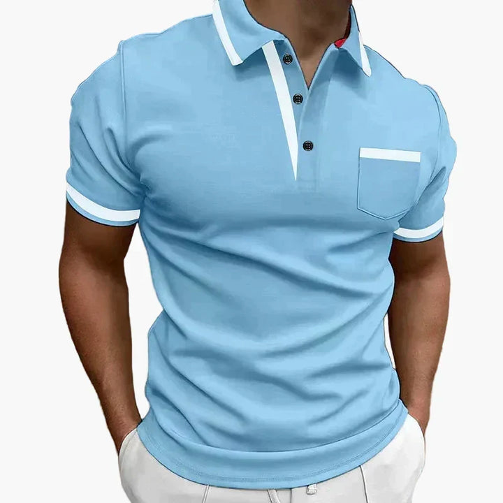 Zbliżenie na kołnierzyk i rękawki męskiej koszulki polo modern fit z kontrastowymi wstawkami.