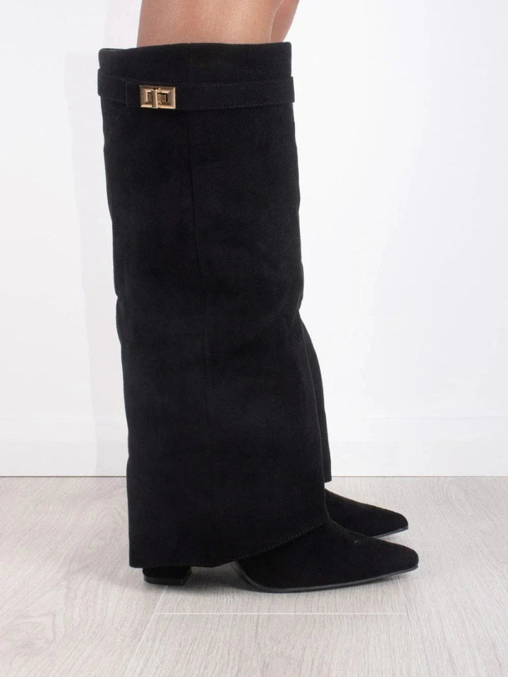 Modne czarne kozaki damskie, eleganckie, z połyskującym złotym detalem. Buty na co dzień.