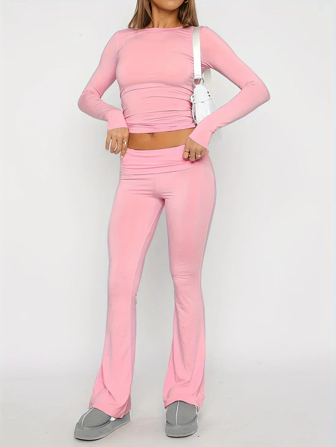 Czarny zestaw dwuczęściowy damski: modna bluza i elastyczne legginsy. Idealny do aktywności lub relaksu.