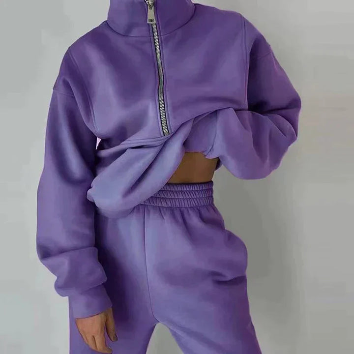 Stylowy komplet dresowy damski Livia. Luźna bluza i spodnie dresowe z wysokim stanem. Modny, casualowy look.
