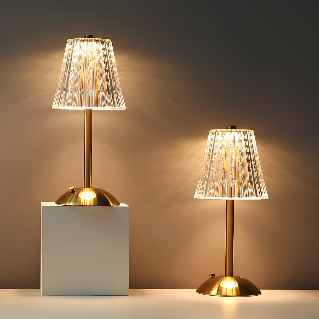 Włączona lampa stołowa LED Aurora Luxe rozświetla sypialnię, złoty kryształ.