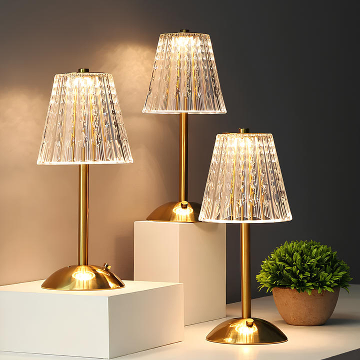 Złota lampa bezprzewodowa Aurora Luxe, oświetlenie LED, do salonu i sypialni.