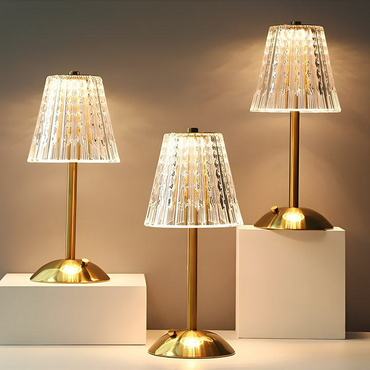 Złota, dotykowa lampa stołowa LED Aurora Luxe, bezprzewodowa i na akumulator.