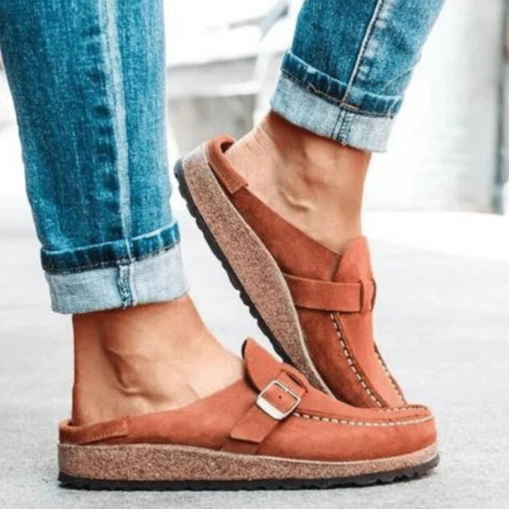 Modne klapki retro Noelia unisex, czarne lub brązowe. Wygodne obuwie na lato i na co dzień.