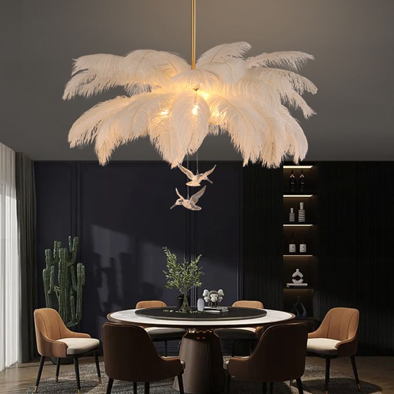 Nowoczesny żyrandol glamour. Białe pióra, złote elementy, dekoracja ptaków. Elegancka lampa sufitowa.